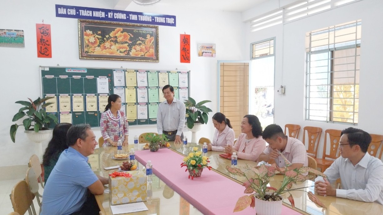 Phó Bí thư Thường trực Thành uỷ Võ Thiện Hảo thăm hỏi, tặng quà các cô giáo là nguyên lãnh đạo Phòng Giáo dục và Đào tạo
