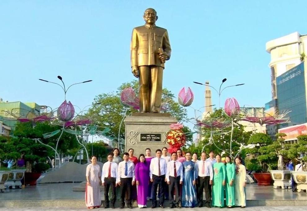 Lãnh đạo UBMTTQ Việt Nam thành phố Long Xuyên viếng thăm Tượng Bác Tôn