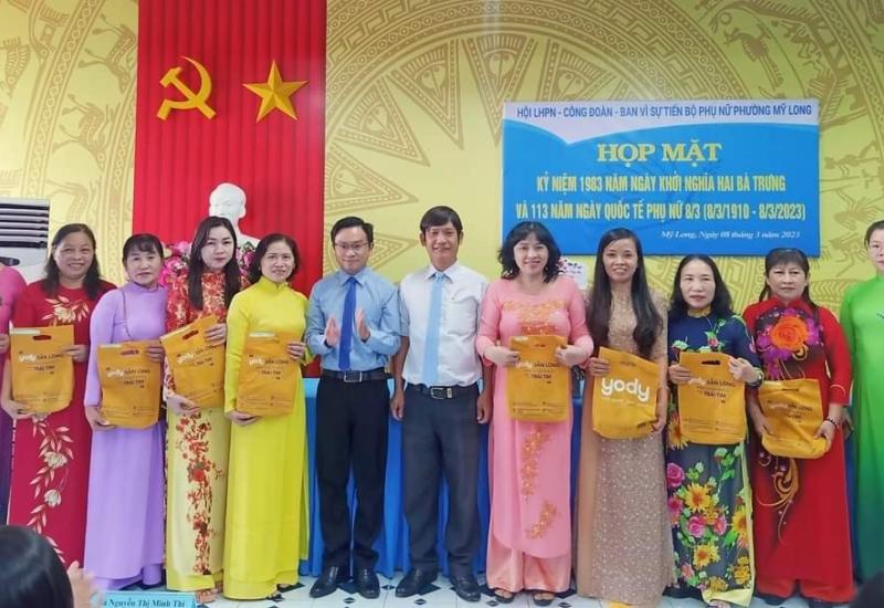 Họp mặt ngày Quốc tế Phụ nữ