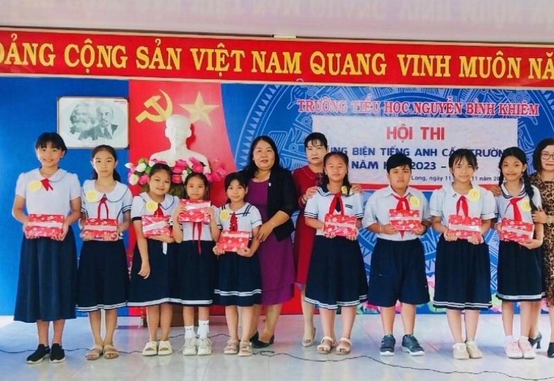 Hội thi hùng biện tiếng Anh