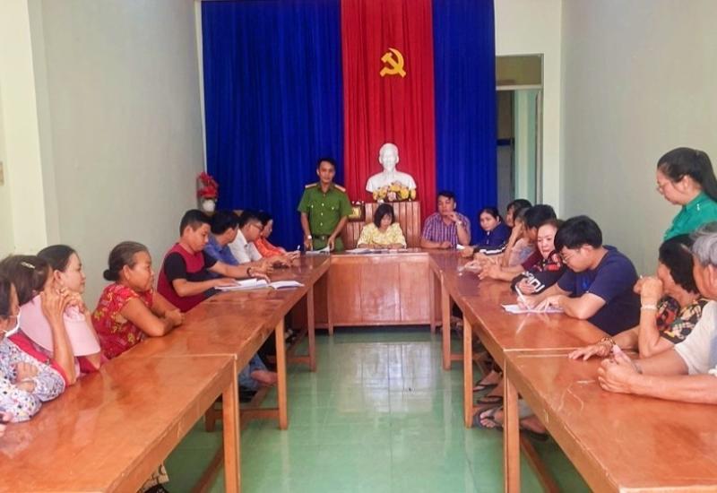 Họp dân tuyên truyền, vận động dân mua bán trật tự an toàn.